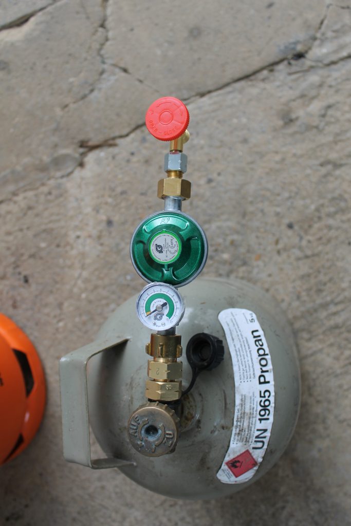 Gasdruckregler an Gasflasche angeschlossen